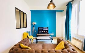 Blue Vintage / Centre Ville Rue Piétonne / Netflix